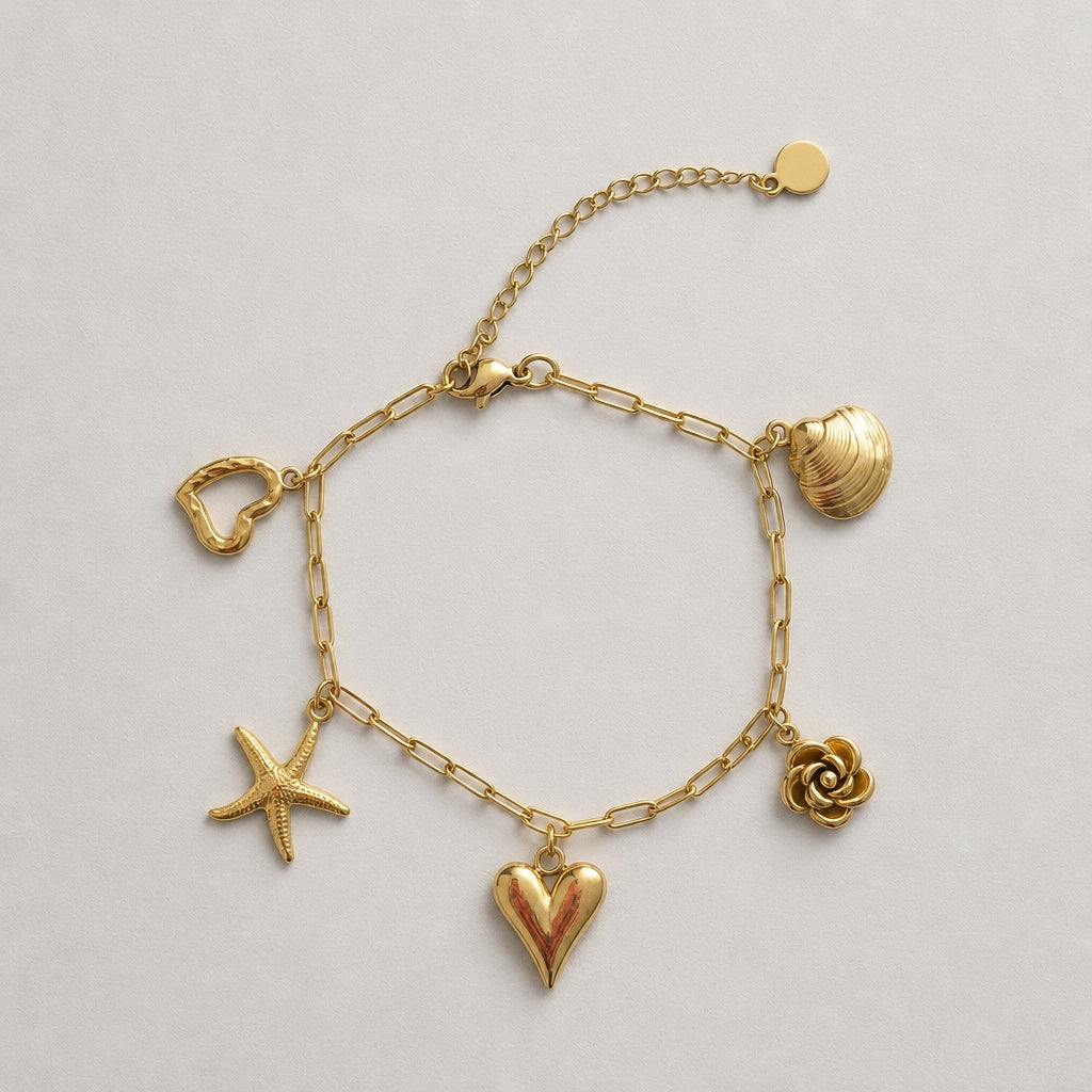 Zelfgemaakte goudkleurige RVS bedelarmband met schelp, hart, zeester, bloem en open hart bedels op een verstelbare schakelketting