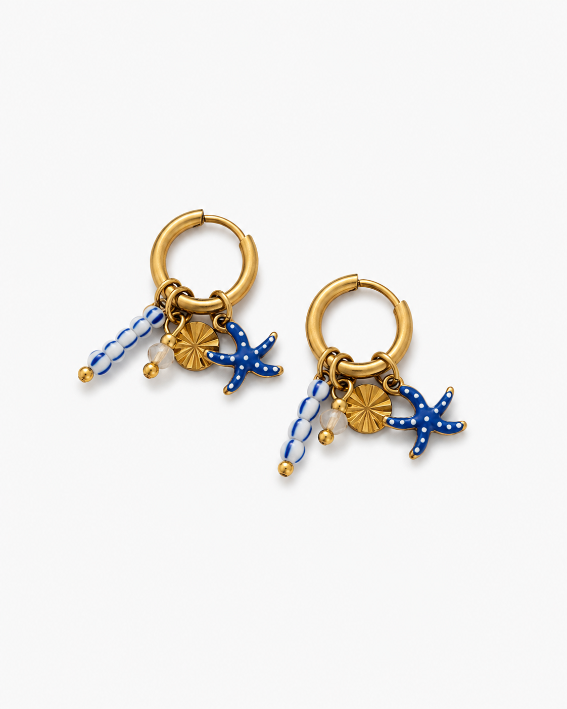 Gouden rvs oorbellen met gestippelde zeester en blauwe kralen aan een 10 mm oorbelring