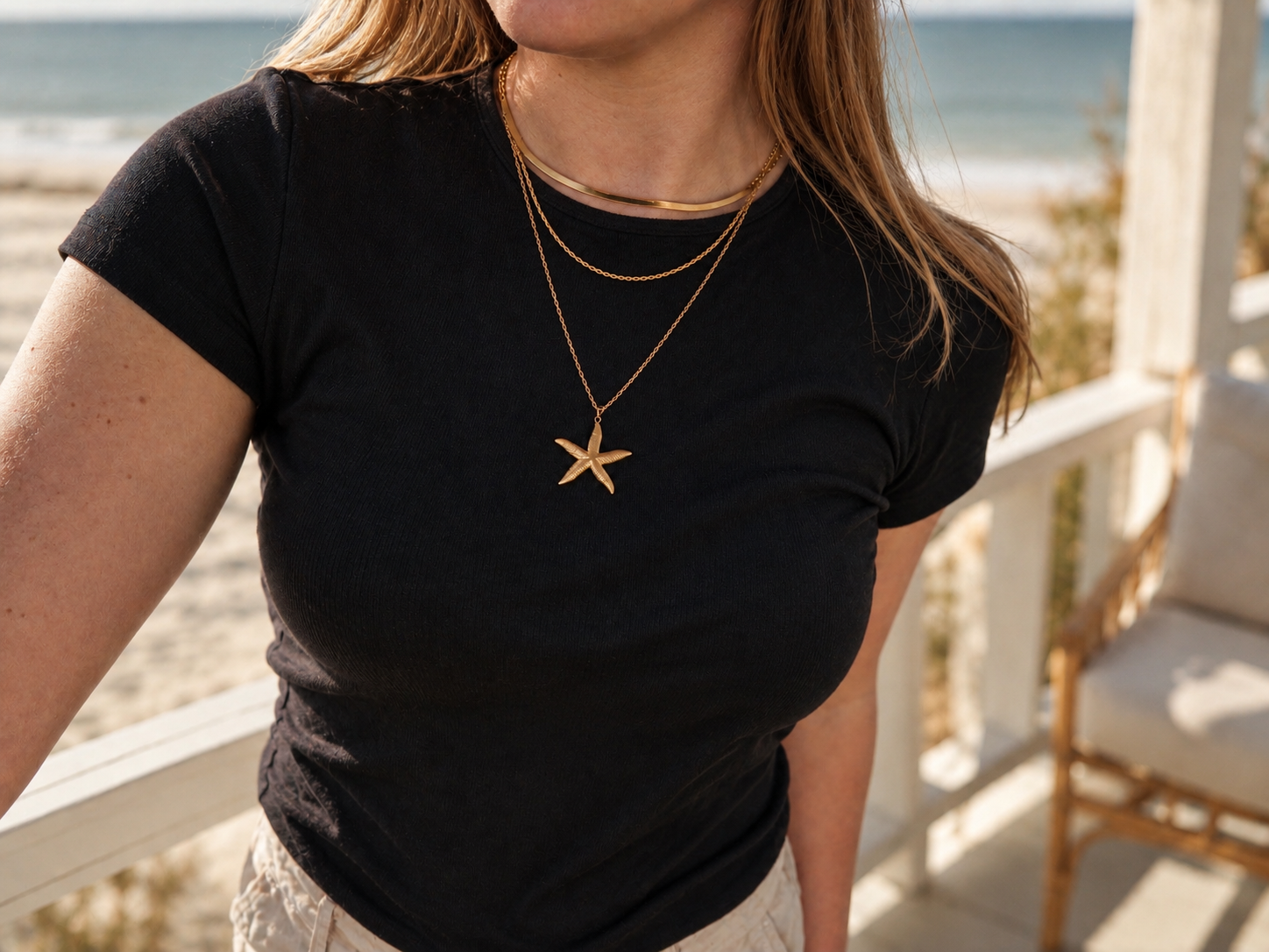 Gouden RVS zeester bedel aan ketting, perfect voor een zomerse bedelketting of beachy sieradenlook.