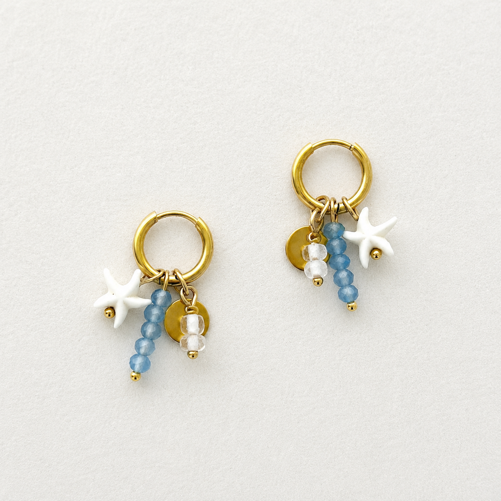 Handgemaakte gouden RVS oorbellen met witte zeester, blauwe kralen en gouden muntje aan kleine gouden hoepel