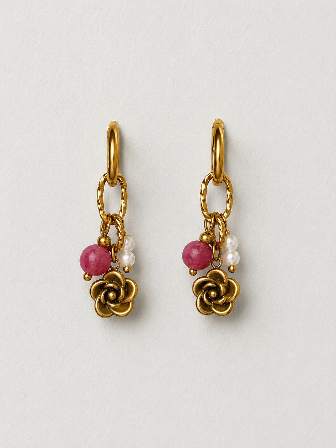 Handgemaakte statement oorbellen met gouden roosje, roze jade kraal en parels aan 12mm RVS ring