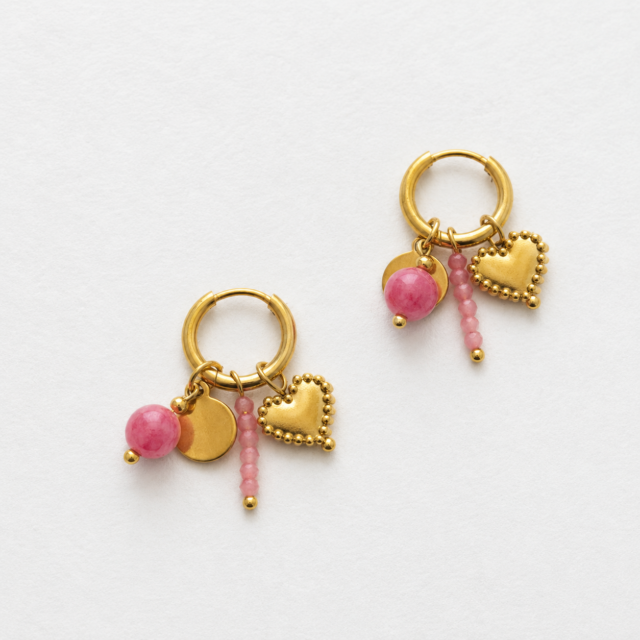 Handgemaakte gouden RVS oorringen met roze kralen,goud hartje en een muntje. 