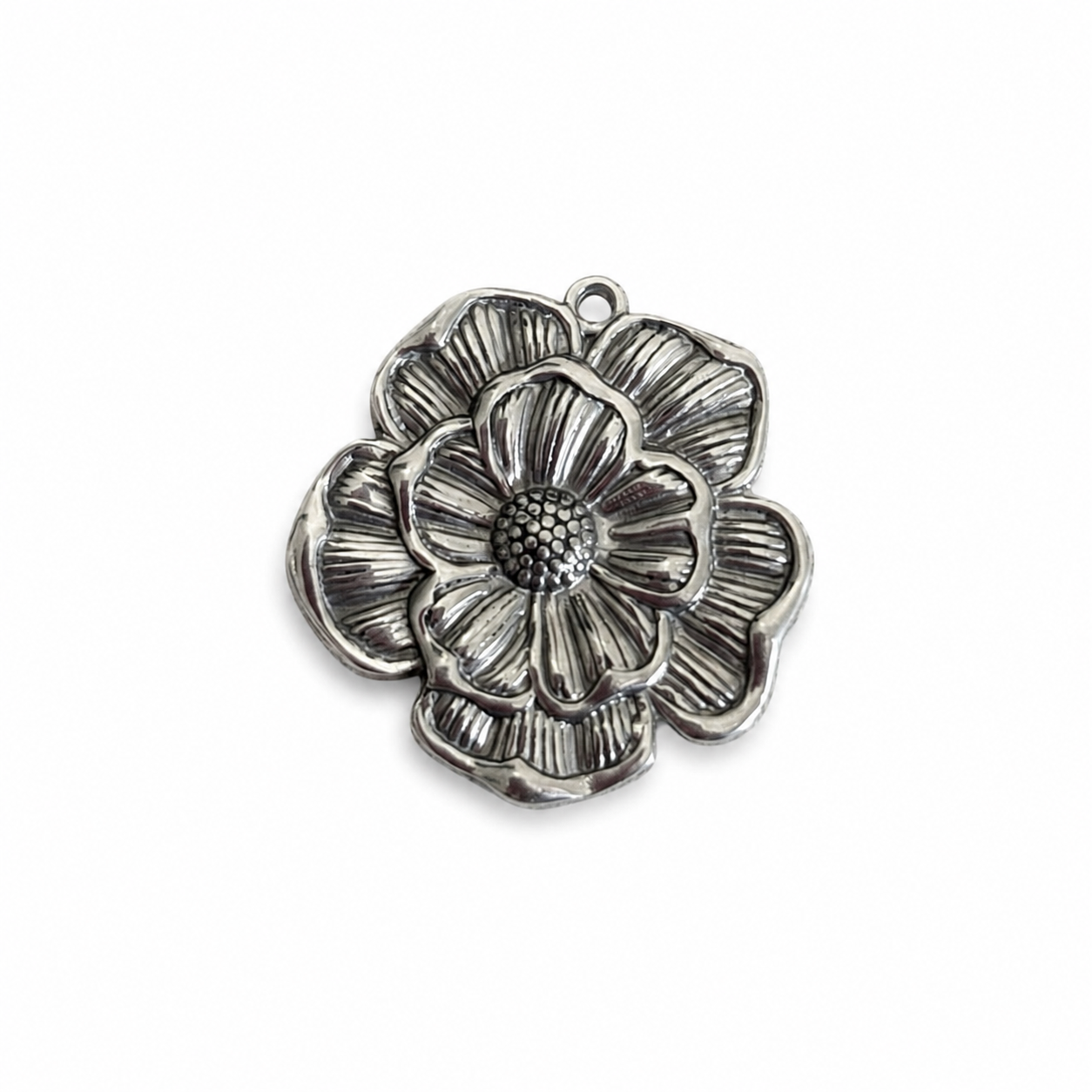 Zilveren RVS statement bloem bedel met reliëfdetails en bevestigingsring, 27 x 25 mm
