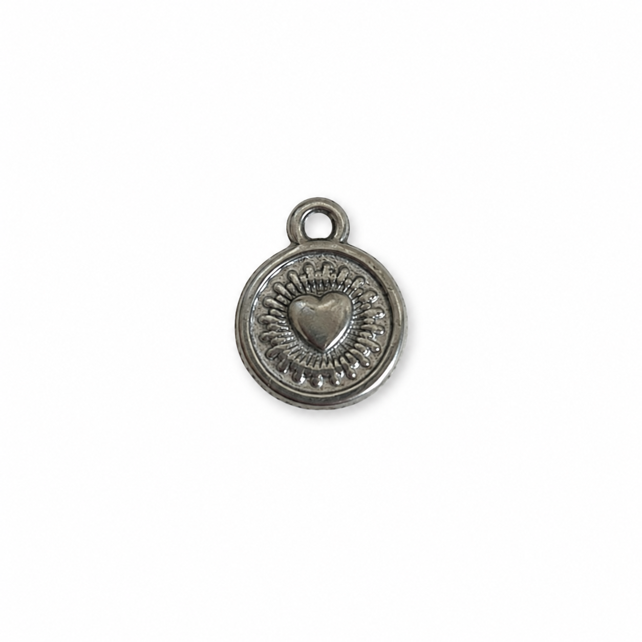 Zilveren RVS ronde hart bedel met reliëfdetails en bevestigingsring, diameter 10 mm